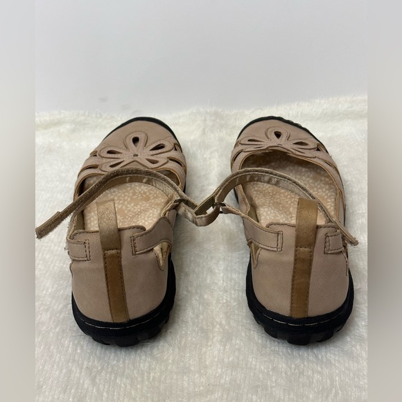 JBU Tan and Black Flats with Floral Cutout Design - Picture 6 of 10